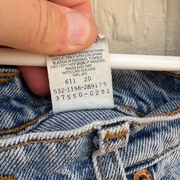 Vintage Levis 550 Shorts Womens 11 Blue Denim Light Wash Relaxed Distressed 90s - Picture 3 of 10
